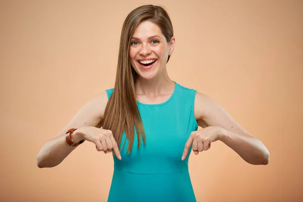 Mujer Sonriente Apuntando Con Dedo Hacia Abajo Retrato Aislado Sobre — Foto de Stock
