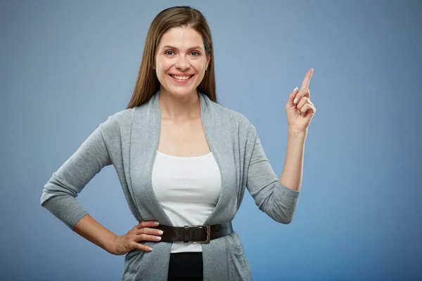 Mujer Sonriente Señalando Con Dedo Hacia Arriba Retrato Aislado — Foto de Stock