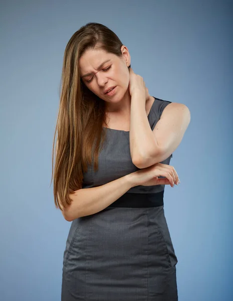 Lijdende Vrouw Met Nekpijn Geïsoleerde Vrouwelijke Portret — Stockfoto