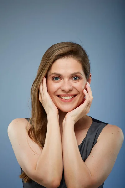 Nahaufnahme Porträt Einer Lächelnden Geschäftsfrau Auf Blauem Grund — Stockfoto