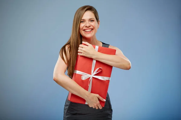 Happy Business Vrouw Met Rode Geschenkdoos Geïsoleerd Portret — Stockfoto