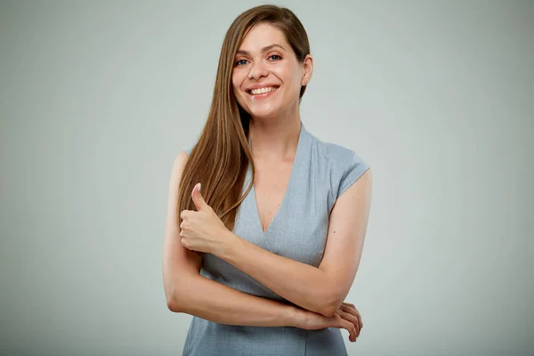 Χαμογελώντας Επιτυχημένη Γυναίκα Επιχειρηματικό Φόρεμα Χειρονομία Αντίχειρα Επάνω Σαν Σύμβολο — Φωτογραφία Αρχείου