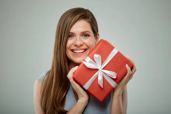 Молодая Счастливая Женщина Красным Подарком Лица Изолированный Женский Портрет — стоковое фото