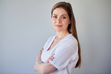 Beyaz gömlekli kadın kafasından vurulmuş. Hafif gülüşlü kız.