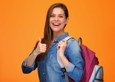 Öğrenci kadın, mavi gömlekli, sırt çantalı, gülümseyen genç bayanın portresini parmakla parmakla..