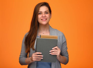 İki eliyle kitap tutan mutlu bir kadın. Öğretmen ya da öğrenci portresi..