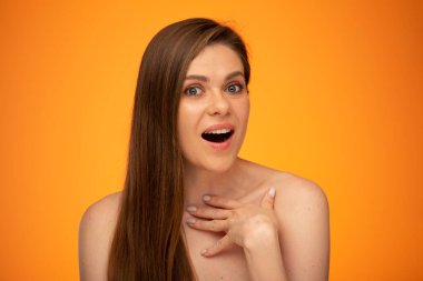 Şaşırtıcı bir kadın jesti. Çıplak omuzlu, uzun saçlı, şaşırmış bir kızın portresi..