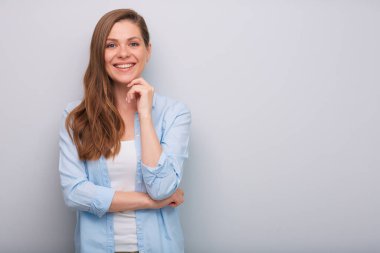 Gülümseyen kadın izole edilmiş bir portre  