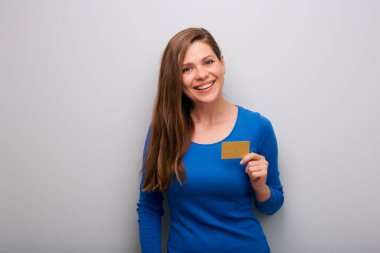 Kredi kartıyla izole edilmiş kadın portresi tutan mutlu bir kadın. Mavi elbiseli kız..