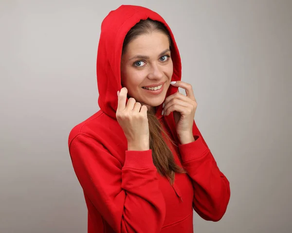 Glimlachende Jonge Vrouw Rood Hoodie Geïsoleerd Portret — Stockfoto