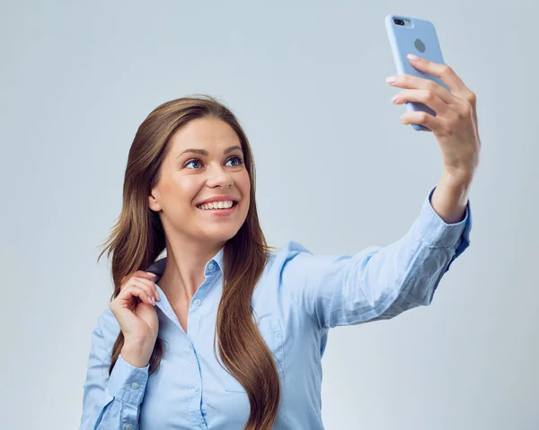 Usmívající Žena Používá Smartphone Videokonferenci Izolovaný Studiový Portrét — Stock fotografie
