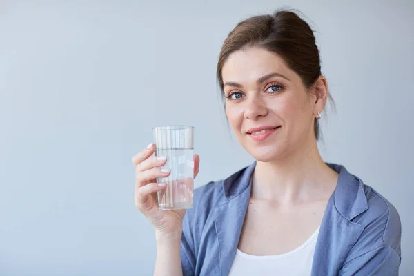 Blisko Głowy Zdjęcie Uśmiechniętej Kobiety Pijącej Wodę — Zdjęcie stockowe