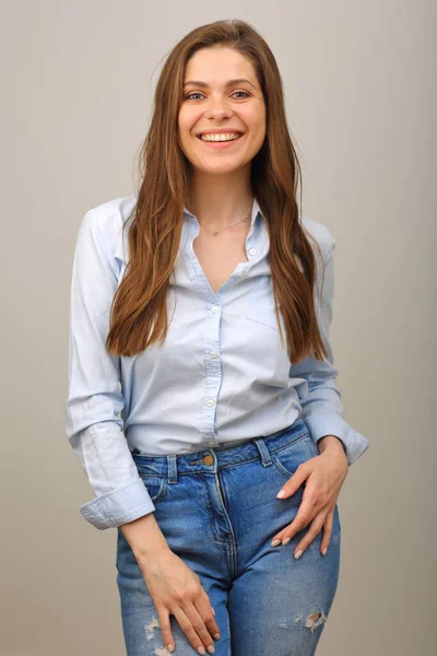 Mulher Sorridente Camisa Azul Com Cabelo Comprido Vestido Roupas Casuais — Fotografia de Stock