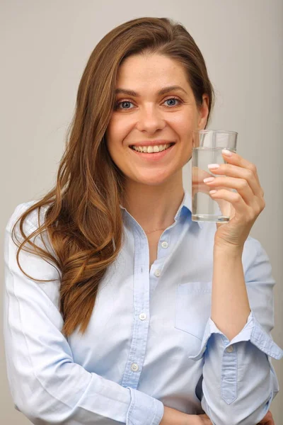 Lächelnde Frau Mit Wasserglas Vor Dem Gesicht — Stockfoto