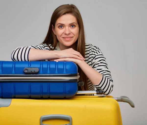 Mujer Viajera Feliz Lista Para Nuevo Viaje Con Dos Maletas — Foto de Stock