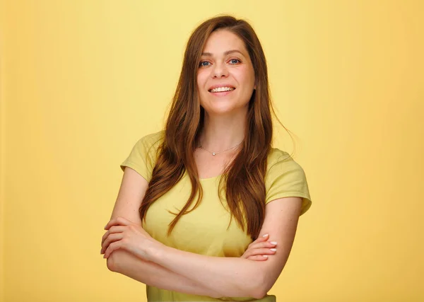 Retrato Aislado Amarillo Mujer Sonriente Vestida Casual Camisa Amarilla Pie — Foto de Stock