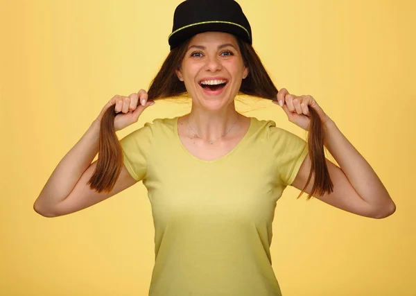 Sorrindo Mulher Feliz Com Cabelo Liso Copo Preto Isolado Amarelo — Fotografia de Stock