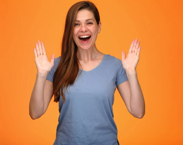 Erstaunte Junge Frau Hält Hände Mit Positiver Emotion Auf Orangefarbenem — Stockfoto