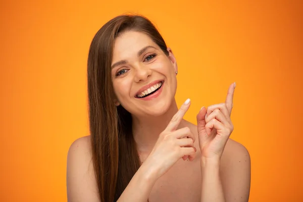 Šťastná Žena Ukazuje Prsty Nahoru Izolovaný Portrét Usměvavé Dívky Obnaženými — Stock fotografie
