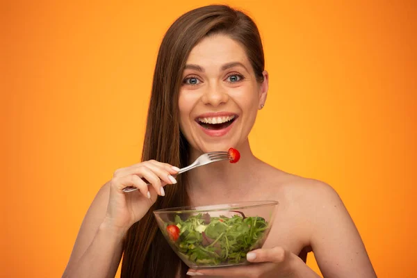 Glad Kvinna Äter Sallad Flicka Med Bared Axlar Och Långt — Stockfoto