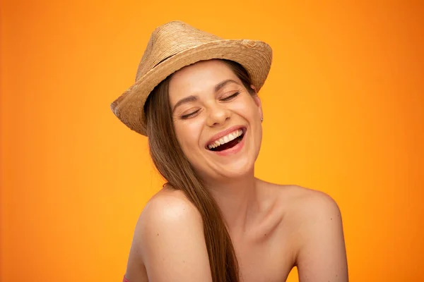 Smějící Žena Obnaženými Rameny Tvář Zavřenýma Očima Izolovaný Portrét Oranžovém — Stock fotografie