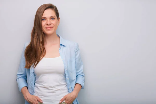 Femme Souriante Avec Les Mains Dans Les Poches Portrait Isolé — Photo