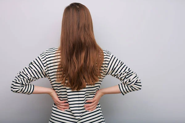 Kvinna Tillbaka Med Långt Hår Randig Skjorta Med Händerna Midjan — Stockfoto