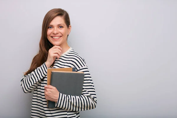 Mujer Estudiante Sonriente Inteligente Con Libro Tocando Barbilla Retrato Aislado — Foto de Stock