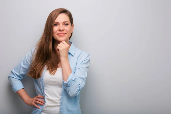 Leende Kvinna Blå Casual Skjorta Isolerad Porträtt Flicka Vidrör Ansikte — Stockfoto