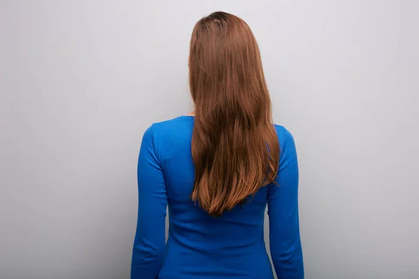 背中の長い髪を持つ女性は灰色の背景に隔離 — ストック写真