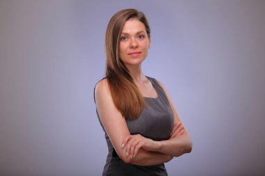 Kollarını kavuşturmuş ciddi bir iş kadını, öğretmen ya da yetişkin bir öğrenci yalnız kadın portresi..