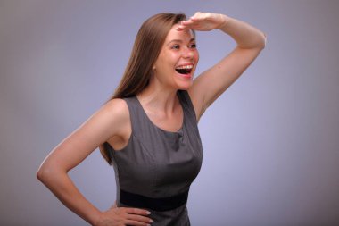 ... gülümseyen bir iş kadını, öğretmen ya da yetişkin bir öğrenci arıyor, izole edilmiş bir kadın portresi. Başka yere bakıyorum..