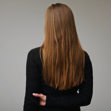 Siyah elbiseli, uzun kollu, izole bir kadın portresi olan bir kadın..