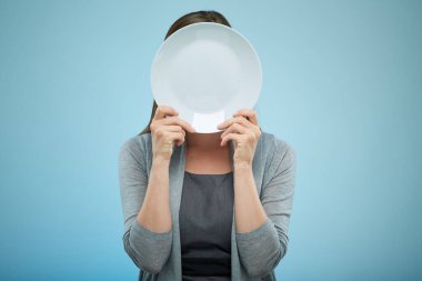 Yüzü boş tabakla kaplanmış bir kadın portresi..