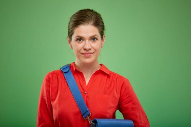 Kırmızılı, mavi çantalı, yeşil elbiseli kadın..