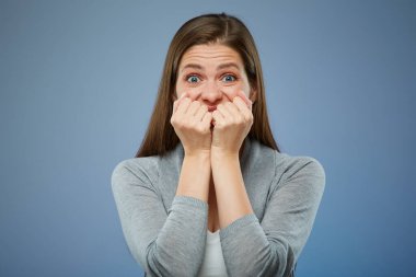 Şok olmuş kadın mavi üzerine izole edilmiş portre. Yüzü kapat.