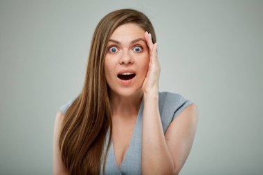 Şaşırtıcı duygusal bir kadın yalnız bir portreye dokunuyor..