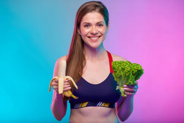 Uśmiechnięta Sportowa Kobieta Sałatką Bananem Kobiecy Portret Fitness Izolowany Neonowym — Zdjęcie stockowe
