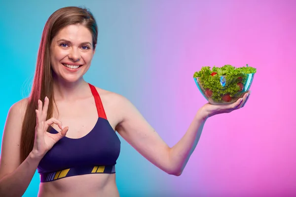 Mujer Deportiva Sonriente Ropa Deportiva Ensalada Verde Cuenco Vidrio Muestra — Foto de Stock