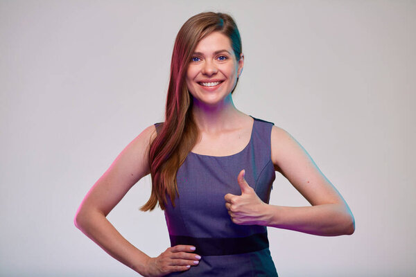 Счастливая деловая женщина изолированный портрет с большим пальцем вверх.