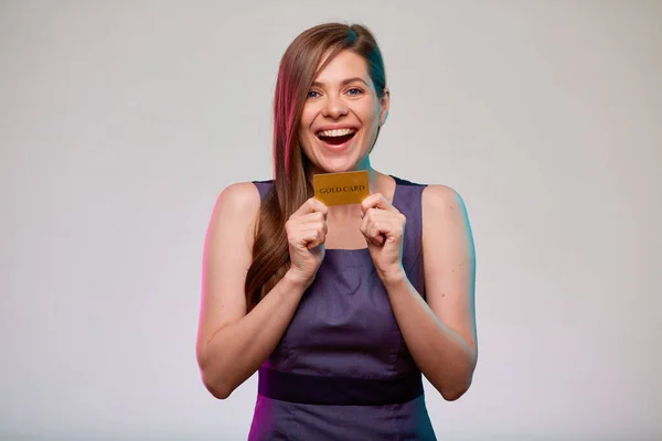 Usmívající Šťastná Obchodní Žena Drží Zlatou Kreditní Kartu Izolovaný Portrét — Stock fotografie