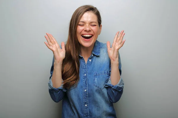 Emocionální Smějící Žena Zavřenýma Očima Portrét Šedém Pozadí Široký Úsměv — Stock fotografie