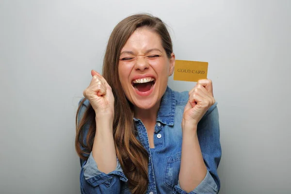 Szczęśliwa Kobieta Zamkniętymi Oczami Trzymająca Kartę Kredytową Odosobniony Portret Kobiety — Zdjęcie stockowe