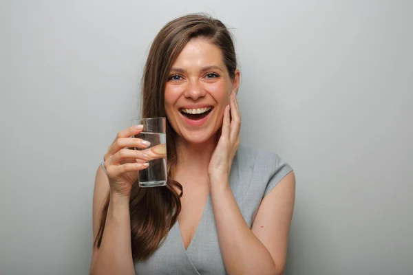 感情的な笑いの女性保持水ガラス隔離された女性の肖像画 — ストック写真