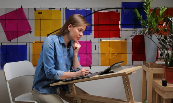 Femme Designer Travaillant Avec Tablette Regardant Sur Écran Fond Mural — Photo