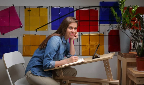 Étudiante Souriante Conceptrice Apprenant Avec Tablette Stylo Mur Avec Palette — Photo