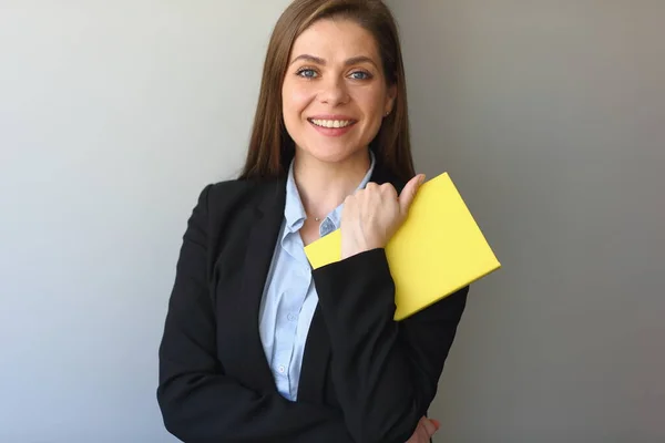 Učitelka Černém Usmívá Studentka Nebo Podnikatelka Držet Žlutou Knihu — Stock fotografie
