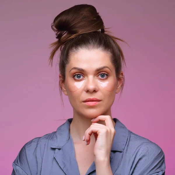 Seriös Kvinna Pyjamas Klädd Isolerad Rosa Kvinnlig Ansikte Porträtt Med — Stockfoto