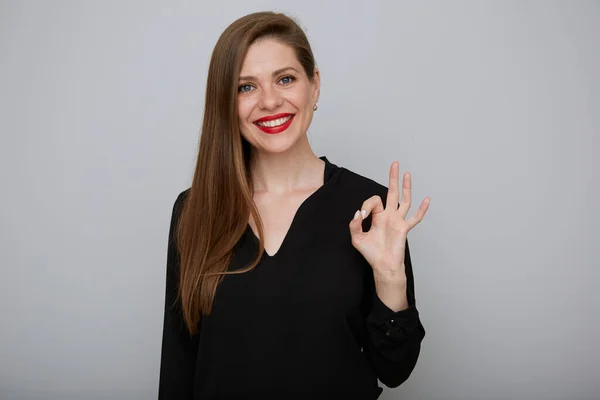 Mulher Negócios Sorridente Camisa Preta Mostrando Gesto Desconto Zero Retrato — Fotografia de Stock