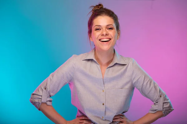 Mujer Feliz Sonriente Con Peinado Moño Retrato Con Luces Neón — Foto de Stock